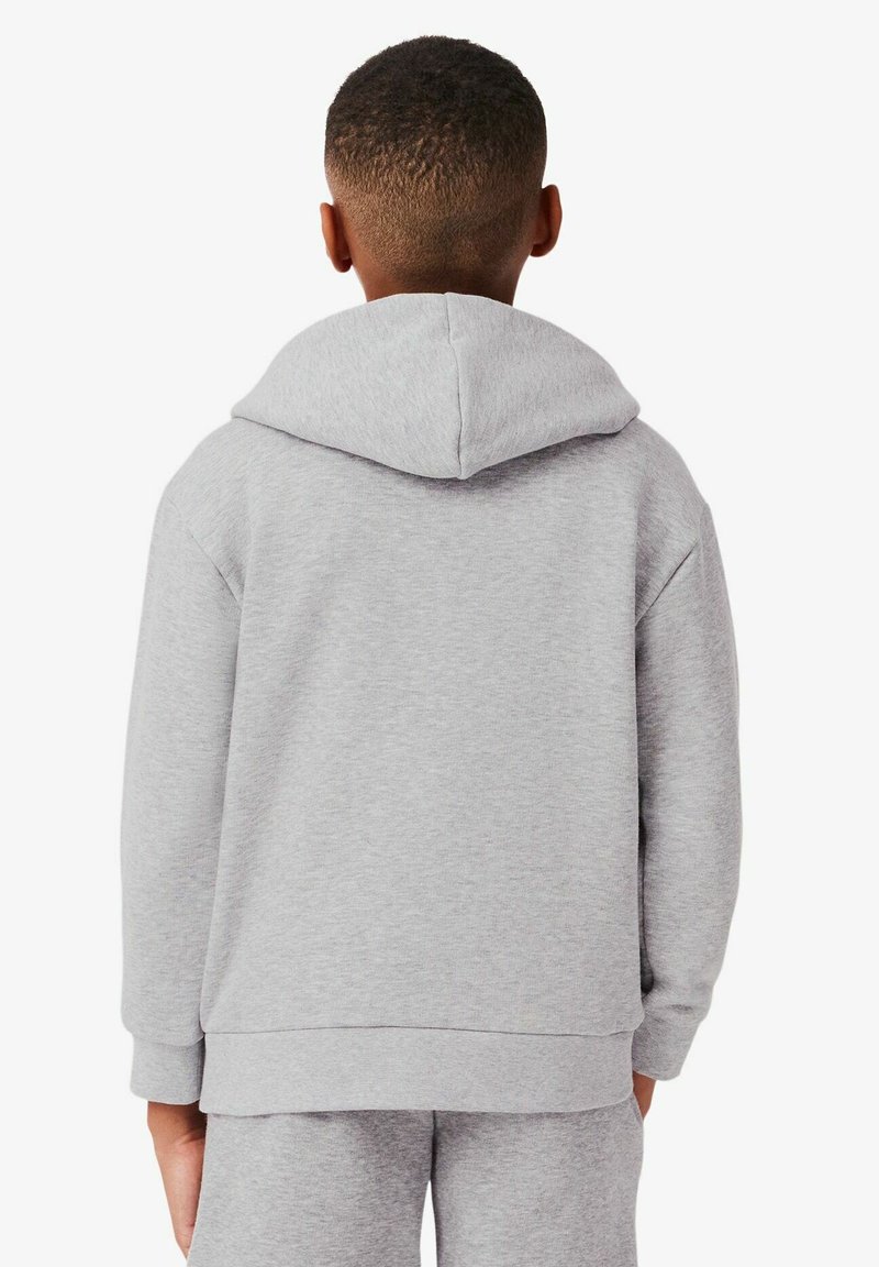 Grijze hoodie van zacht materiaal, met een grote capuchon en geribbelde manchetten. De achterkant heeft een eenvoudig, onversierd ontwerp.