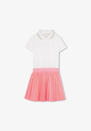 Sukienka polo z białym topem, krótkimi rękawami i różową plisowaną spódnicą. Spódnica ma delikatny połysk; kołnierzyk ozdobiony wielokolorowymi paskami.