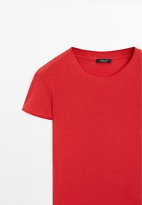 Rød kortærmet T-shirt lavet af glat bomuld, med rund halsudskæring og uden synlige mønstre eller detaljer. Mærketikette på halsudskæringen.