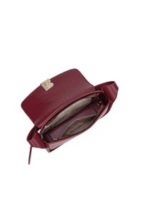 Borsa a tracolla in pelle borgogna con hardware dorato e chiusura a pattina. L'interno presenta una tasca con zip e più scomparti con una fodera a motivo.