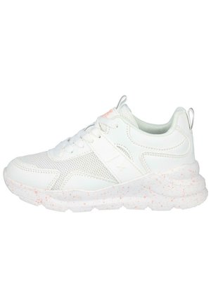Zapatillas deportivas blancas con un diseño de materiales mixtos, que incluyen detalles de malla y cuero liso, suela moteada en rosa y cierre con cordones.