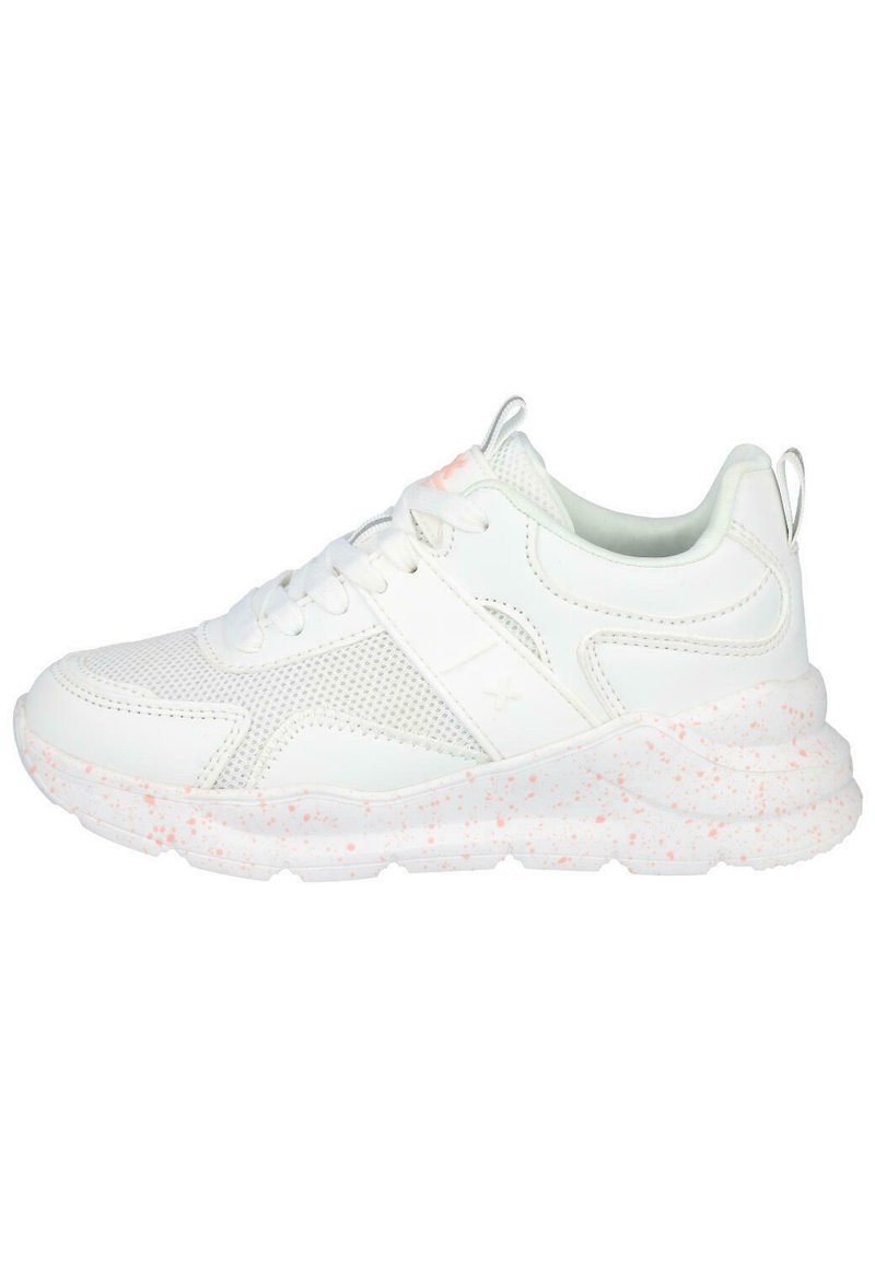 Zapatillas deportivas blancas con un diseño de materiales mixtos, que incluyen detalles de malla y cuero liso, suela moteada en rosa y cierre con cordones.