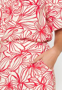 LolaLiza WITH FLORAL PRINT - Hlače - red orange
