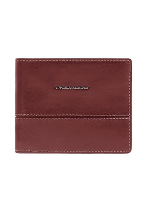 Portefeuille en cuir bordeaux avec une texture lisse, piqûres blanches et un logo métallique. Comprend des fentes pour cartes à l'avant et un design pliable.