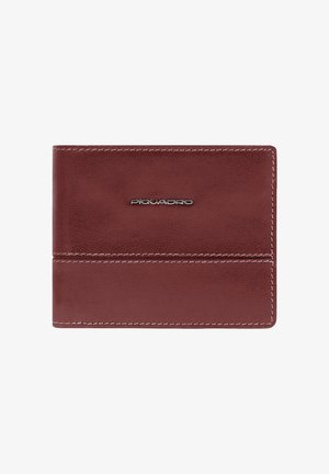 Portafoglio in pelle bordeaux con una superficie liscia, cuciture bianche e un logo metallico. Presenta scomparti per carte sul davanti e un design pieghevole.