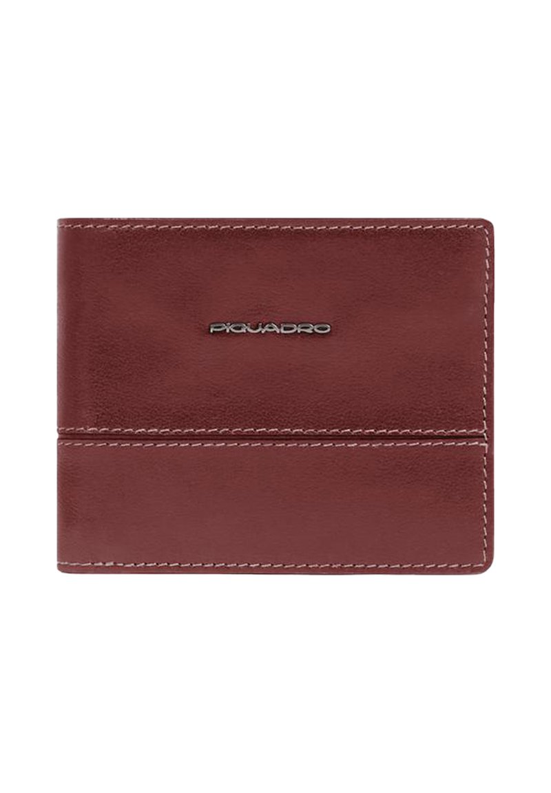 Portafoglio in pelle bordeaux con una superficie liscia, cuciture bianche e un logo metallico. Presenta scomparti per carte sul davanti e un design pieghevole.