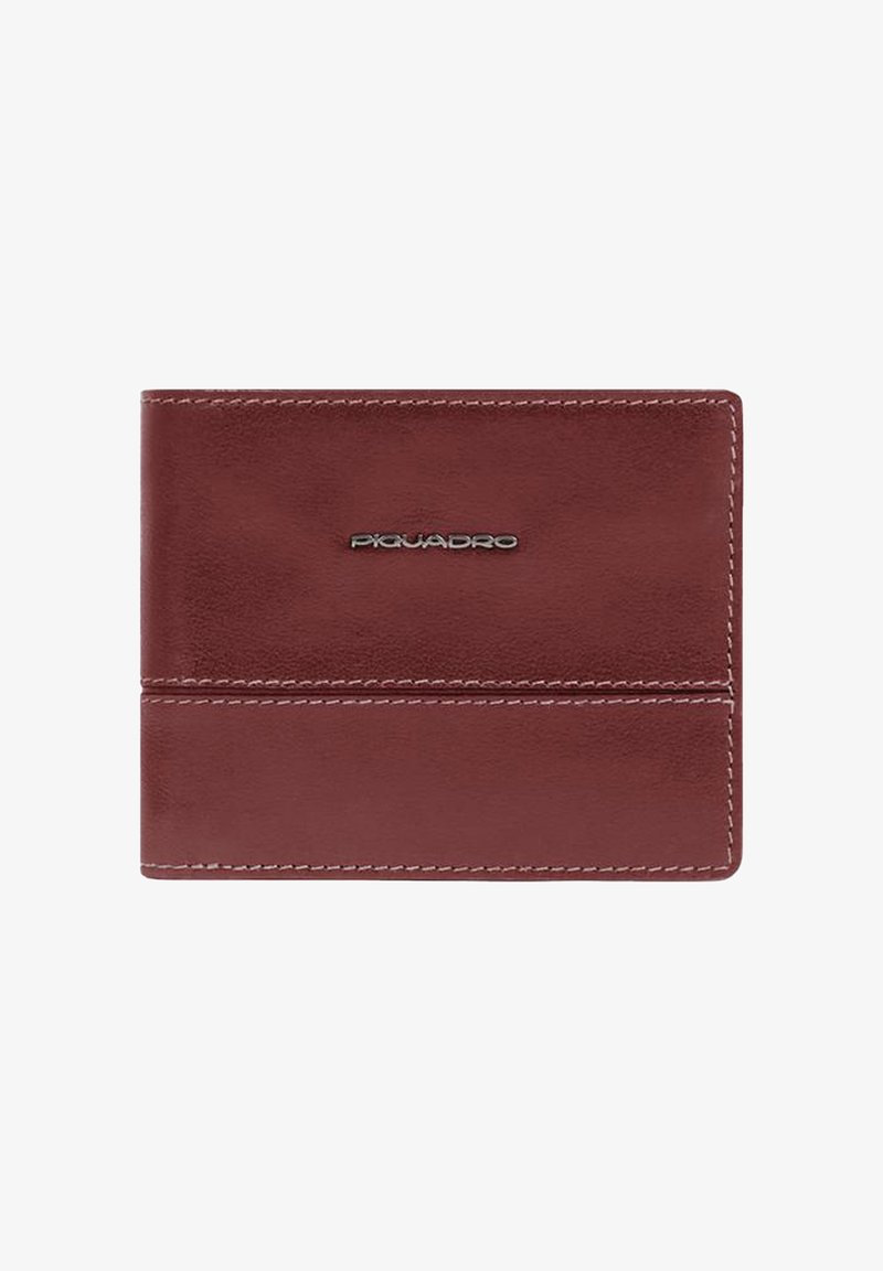 Portafoglio in pelle bordeaux con una superficie liscia, cuciture bianche e un logo metallico. Presenta scomparti per carte sul davanti e un design pieghevole.