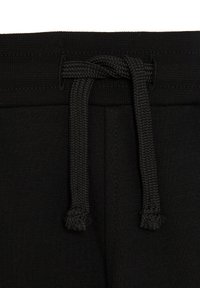 Sort snørelinning med en tekstureret overflade. Udstyret med en vævet snor og en elastisk åbning for justerbar pasform.