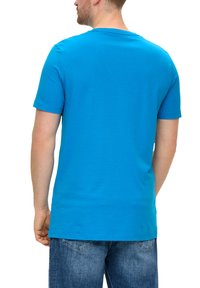 Korte mouwen blauwe katoenen t-shirt met een klassieke ronde hals; gladde textuur zonder zichtbare patronen of versieringen.