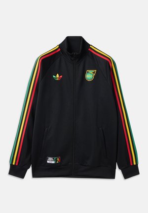 Schwarze Reißverschlussjacke mit roten, gelben und grünen Streifen auf den Ärmeln, Adidas-Logo, Jamaica-Fußballemblem und zwei Vorderentaschen.