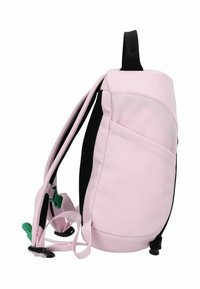 Sac à dos en tissu rose avec des accents en maille noire, poche latérale unique, bretelles réglables et accessoires en plastique vert. Texture lisse avec une forme arrondie.