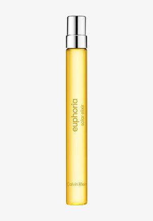 Lange, slanke gele sprayfles met het label "euphoria solar elixir" van Calvin Klein en een glanzende zilveren dop op een effen witte achtergrond.