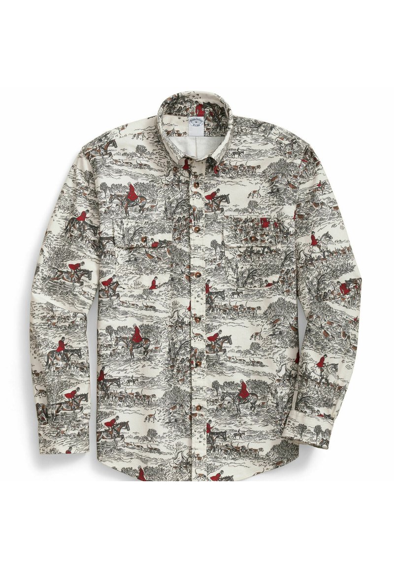 Camicia con maniche lunghe e bottoni, sfondo beige e stampa di scena di caccia con cavalieri in giacche rosse, cavalli, cani e alberi.