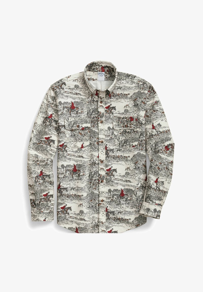 Camicia con maniche lunghe e bottoni, sfondo beige e stampa di scena di caccia con cavalieri in giacche rosse, cavalli, cani e alberi.