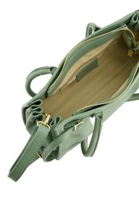 Handtasche aus grünem, genarbtem Leder mit goldfarbenen Beschlägen, einem Reißverschluss-Hauptfach und einem Innenfach mit kontrastierender Fütterung.