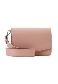 Růžová kožená kabelka přes tělo s klopou, nastavitelným popruhem a zlatými kovovými detaily. Hladká textura, obdélníkový tvar.