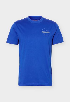 T-shirt bleu à manches courtes avec col rond, arborant un petit logo Mizuno blanc et orange sur le côté gauche de la poitrine, sur un fond uni.