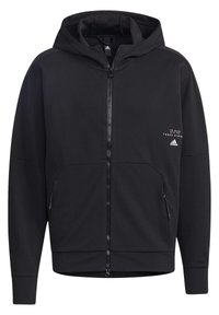 Svart zip-up huvtröja med en texturerad tyg, kängurufickor, ribbade ärmslut och en liten vit logotyp på bröstet.