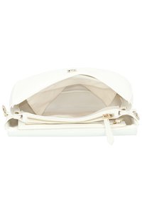 Borsa a tracolla in faux leather bianco con hardware tono oro, chiusura a patta magnetica, interni spaziosi e una tasca con zip. Texture morbida e design elegante.