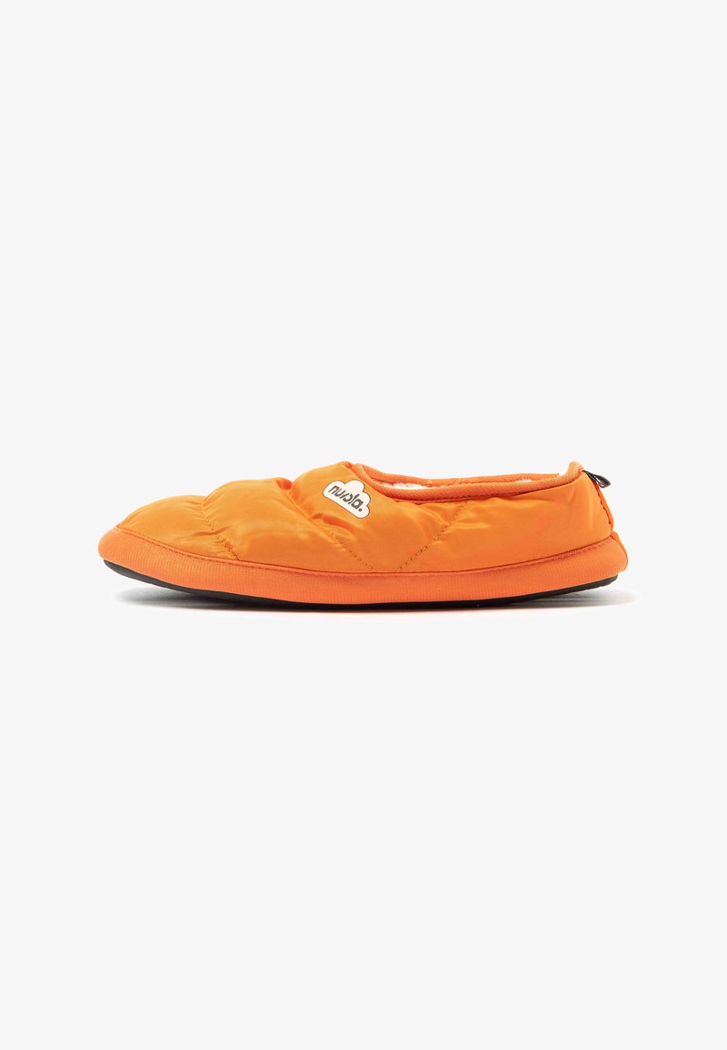 Zapatilla acolchada naranja con un logo "nutella" blanco y marrón en el lateral y suela negra, mostrada sobre un fondo blanco.