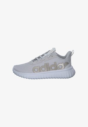Chaussure de sport gris clair avec tige en mesh, présentant un grand logo métallique "adidas", une semelle blanche rembourrée et un système de laçage.