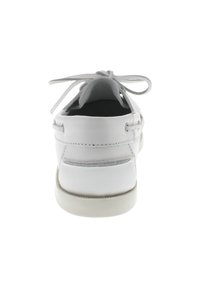 Weiße Schnürschuhe mit einem Obermaterial aus glattem Leder, runder Zehenpartie und dezenten strukturierten Akzenten an den Seiten. Gummisohle für Grip und Komfort.