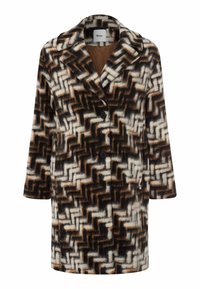 Faux fur jas met een bruin, beige en witte zigzagpatroon; heeft een notch-kraag en twee knopen aan de voorkant.