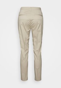 Beige chinos med en slimmad passform, utrustade med bakfickor, bälteshällor och ett smidigt, lätt material. Skräddarsydda för en elegant look.