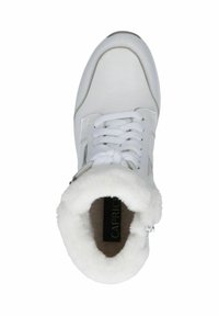 Baskets montantes blanches avec un doux revêtement en polaire au niveau du col, dessus en cuir texturé et lacets blancs. Comprend une étiquette de marque à l'intérieur.