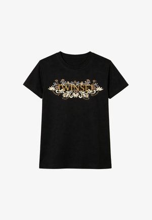 T-shirt nera a maniche corte con la scritta "TWINSET" in lettere dorate circondata da eleganti motivi floreali dorati e bianchi sul petto.