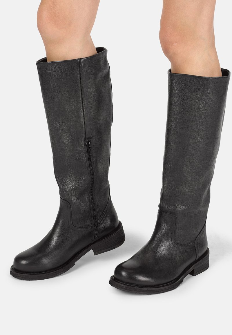 Bottes en cuir noir jusqu'aux genoux avec une texture lisse, fermeture éclair latérale, talon carré et bout arrondi. Design simple sans motifs supplémentaires.