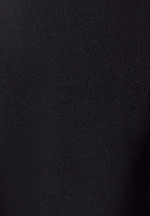 Musta kangas, millel on sile, mati tekstuur. Pind näeb välja pehme ja ühtlane, ilma mustrite või nähtavate õmblusteta.