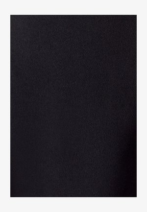 Musta kangas, millel on sile, mati tekstuur. Pind näeb välja pehme ja ühtlane, ilma mustrite või nähtavate õmblusteta.