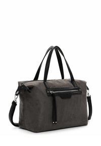 Graue Wildledertasche mit schwarzen Lederelementen, doppelten Tragegriffen, verstellbarem Riemen und einer vorderen Reißverschlusstasche; zeichnet sich durch eine schlanke rechteckige Form aus.