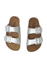 Sandali metallici bianchi con due fibbie regolabili, design aperto davanti e una suola interna in materiale marrone testurizzato. Suola piatta per comfort e supporto.