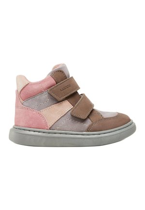 Dziecięce sneakersy z wysoką cholewką w kolorze różowym, brudnoróżowym i brązowym zamszu z podwójnymi paskami na rzep oraz szarą gumową podeszwą.