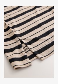 Unselected, black tan stripe