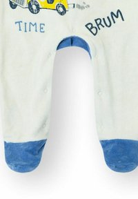 Peto para bebé en azul claro y blanco con un gráfico de un camión amarillo, cierres de broche y pantalones con pies azules; textura suave de forro polar.