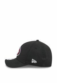 Schwarze Baseballmütze mit gebogenem Schirm, ausgestattet mit einem roten und weißen Logo auf der Vorderseite. Weiße Nähte und Markensymbol an der Seite.