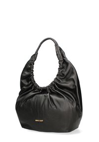 Borsa hobo in pelle nera con tracolla arricciata, forma arrotondata e dettaglio del logo dorato sulla parte frontale. Texture liscia in tutto il prodotto.