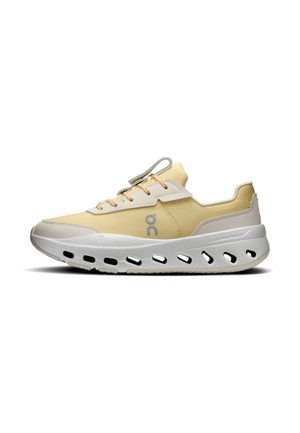 Chaussure de sport jaune et beige avec semelle blanche présentant plusieurs découpes ovales et des lacets beiges, vue de profil sur fond blanc.