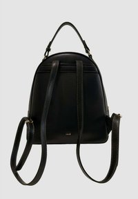 Zaino in pelle nera con spallacci regolabili e parte superiore arrotondata. Presenta cuciture eleganti e un piccolo logo del marchio sulla parte anteriore.