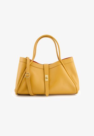 Gele leren totebag met een gladde textuur, dubbele handgrepen en een afneembare schouderband. Voorzien van een gouden hardware sluiting en een rode binnenvoering.