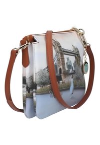 Borsa a tracolla con un design stampato di un paesaggio londinese, realizzata in materiale sintetico liscio, con tracolla in finta pelle marrone e dettagli in metallo argentato.