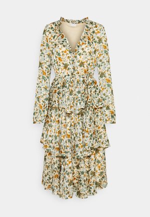 Květinové dlouhé šaty s dlouhým rukávem v krémové barvě se zelenými a oranžovými skvrnami. Mají výstřih do V, volánkový límec a vrstvenou rozšířenou sukni.