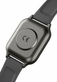 Retro di uno smartwatch nero opaco con un sensore circolare centrale e cinturini in silicone nero su sfondo bianco.