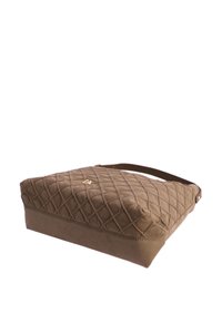 Bolso de ante acolchado color canela con forma rectangular plana. Cuenta con una correa marrón y un sutil logo con acento dorado en el lateral.