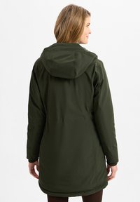 Olivgrüne, kapuzenjacke mit leicht tailliertem Design, glatter Textur und sichtbaren Nähdetails, die bis zur Mitte des Oberschenkels reicht.