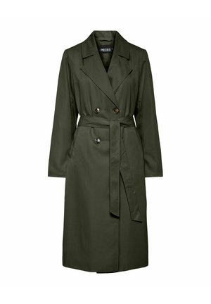 Tumši zaļš divrindas tranšeju mētelis ar platiem atlokiem, garām piedurknēm, jostasvietas jostu un priekšējiem kabatām.