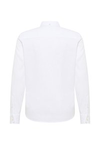 Weißes Langarmhemd aus glattem Stoff, mit Kragen zum Zuknöpfen und hellen Knöpfen. Die Rückansicht zeigt ein schlichtes Design.